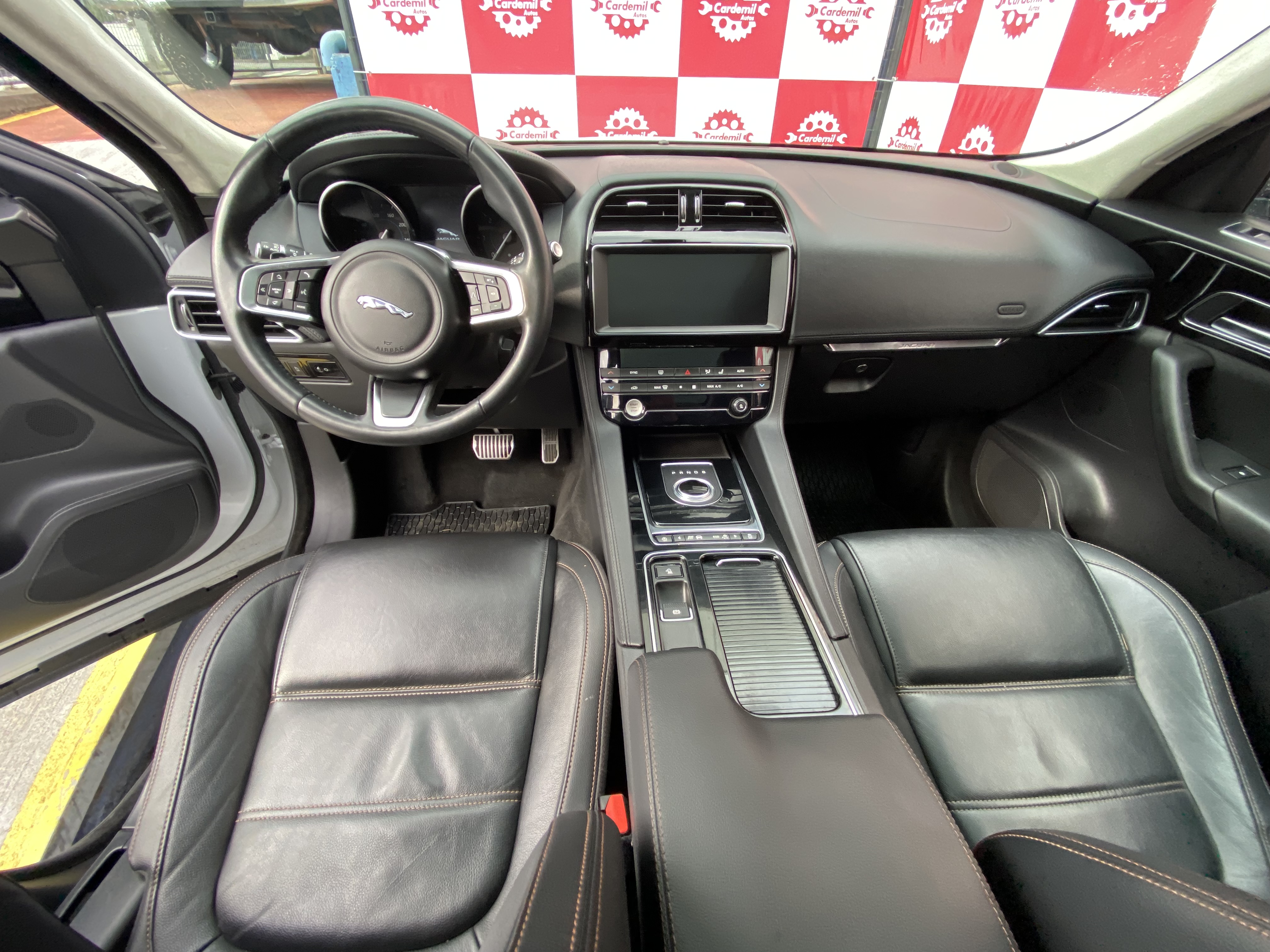 9JAGUAR F-PACE...